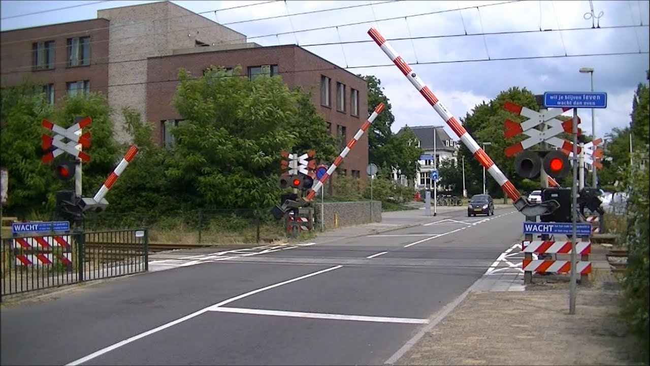 Spoorwegovergang Bussum Zuid // Dutch railroad crossing