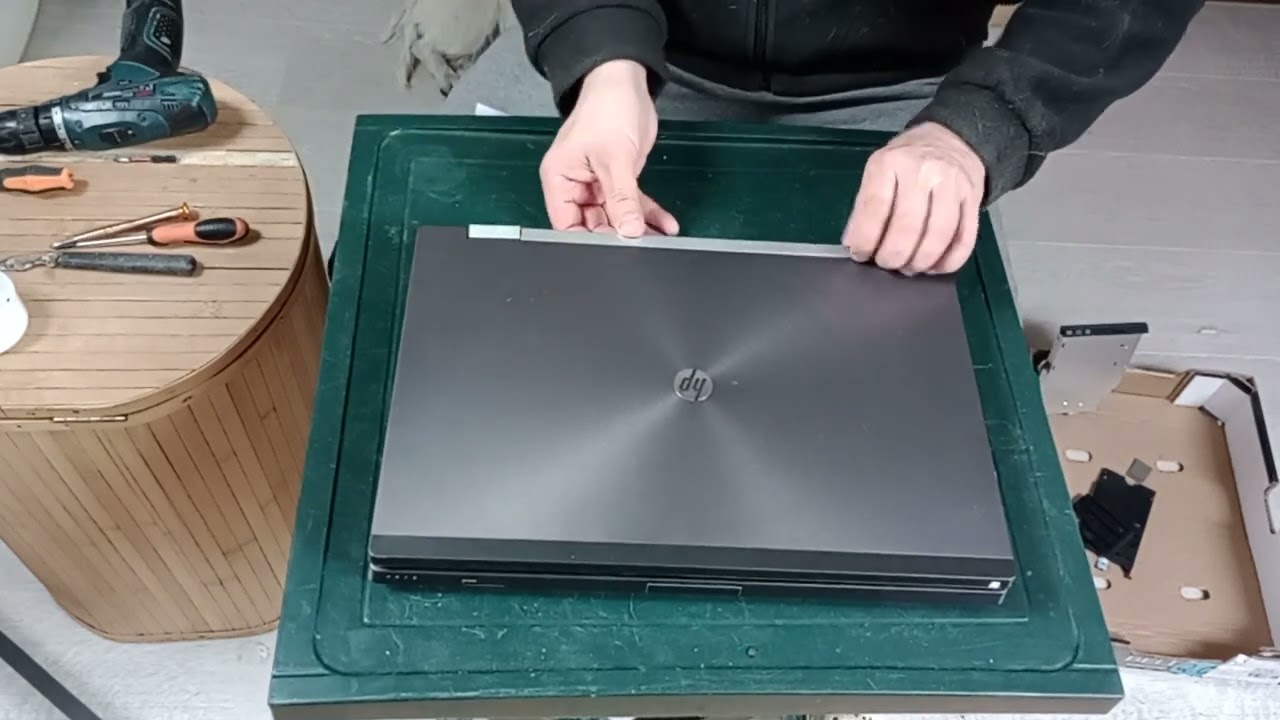 HP Elitebook 8570w - disassembly replace - LCD screen motherboard keyboard palmrest bottom case.