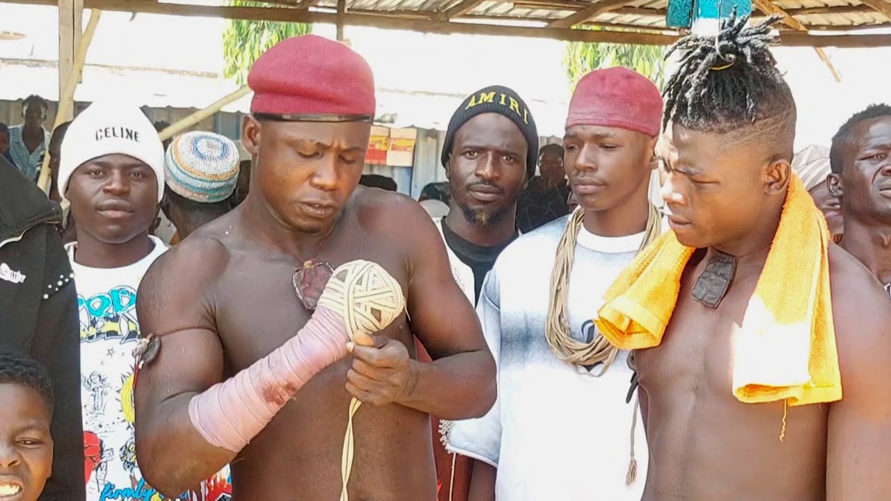 Yau laraba Alhasan da Dogon Dogo sun fara Barin Hannu Buhari shagon yalo ya fara Bakin Aiki.