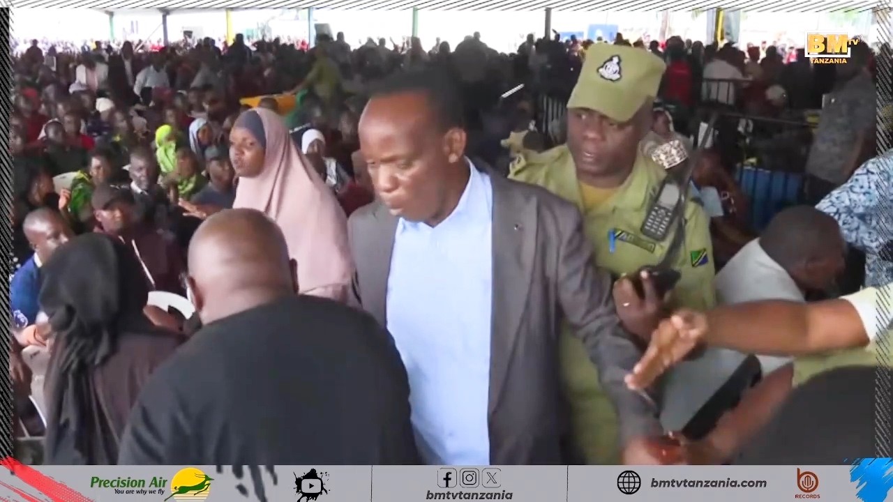 TAZAMA KILICHOTOKEA Waziri Mkuu Akisikiliza Kero za Wananchi Arusha