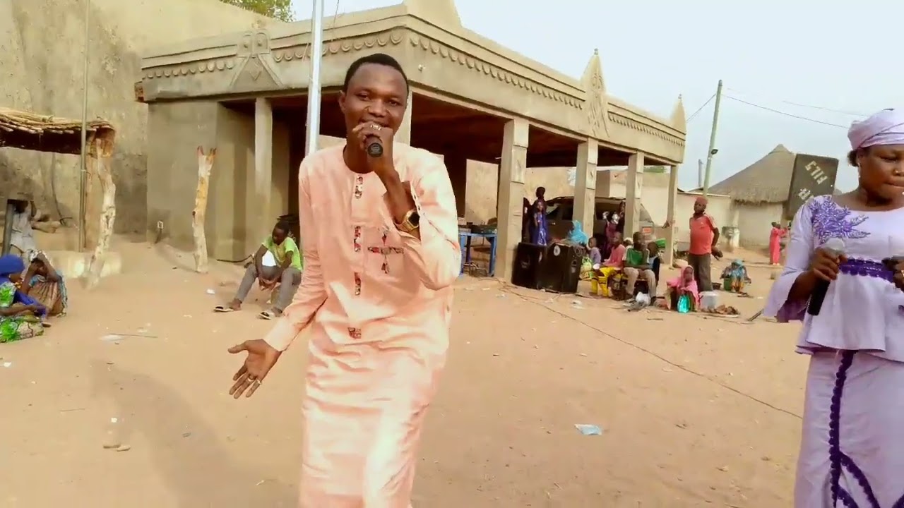 DJ YAM'S poser de premier pierre du Centre International agro pastoral de RAy BOUBA