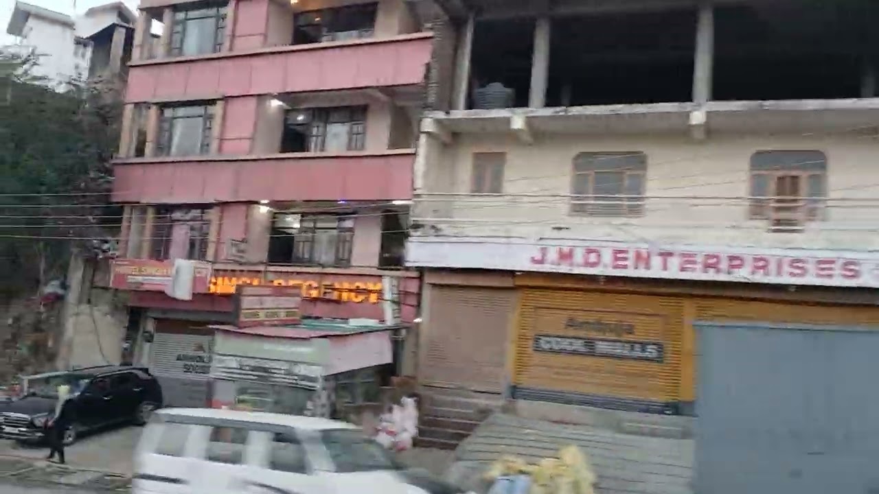 SIMLA HIMACHAL PRADESH ROUTE BUS ROAD MARKET SHOPS EVENING TIME INDIA 