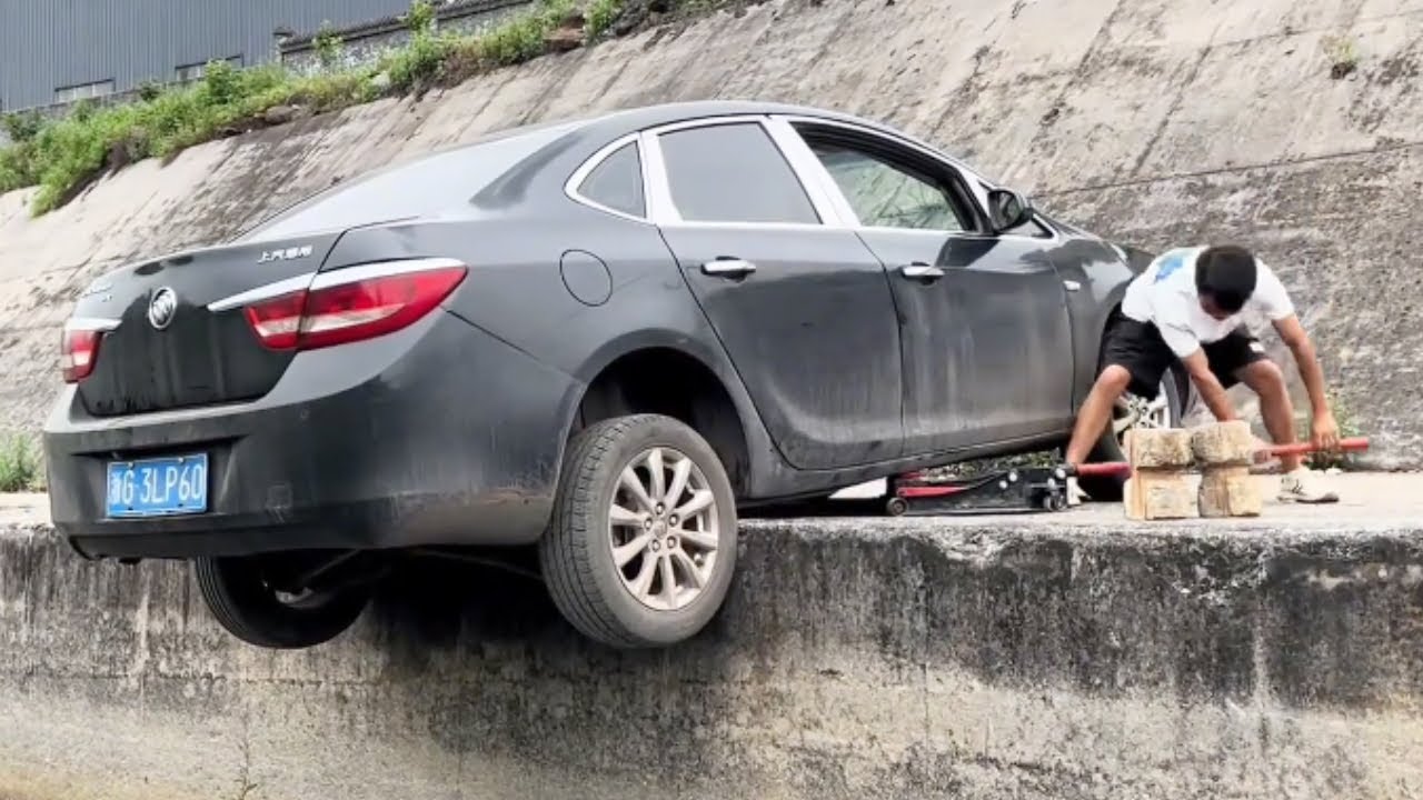 Car Reverses And Falls Off A Cliff, Experienced Driver Teaches You A Trick To Solve The Problem.