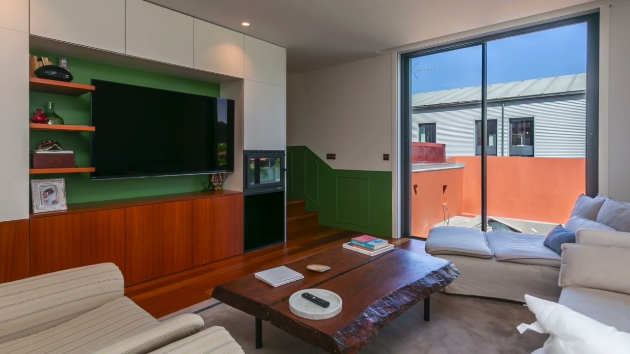 Elegância Contemporânea: Moradia de Luxo com Piscina e Jardim Privado