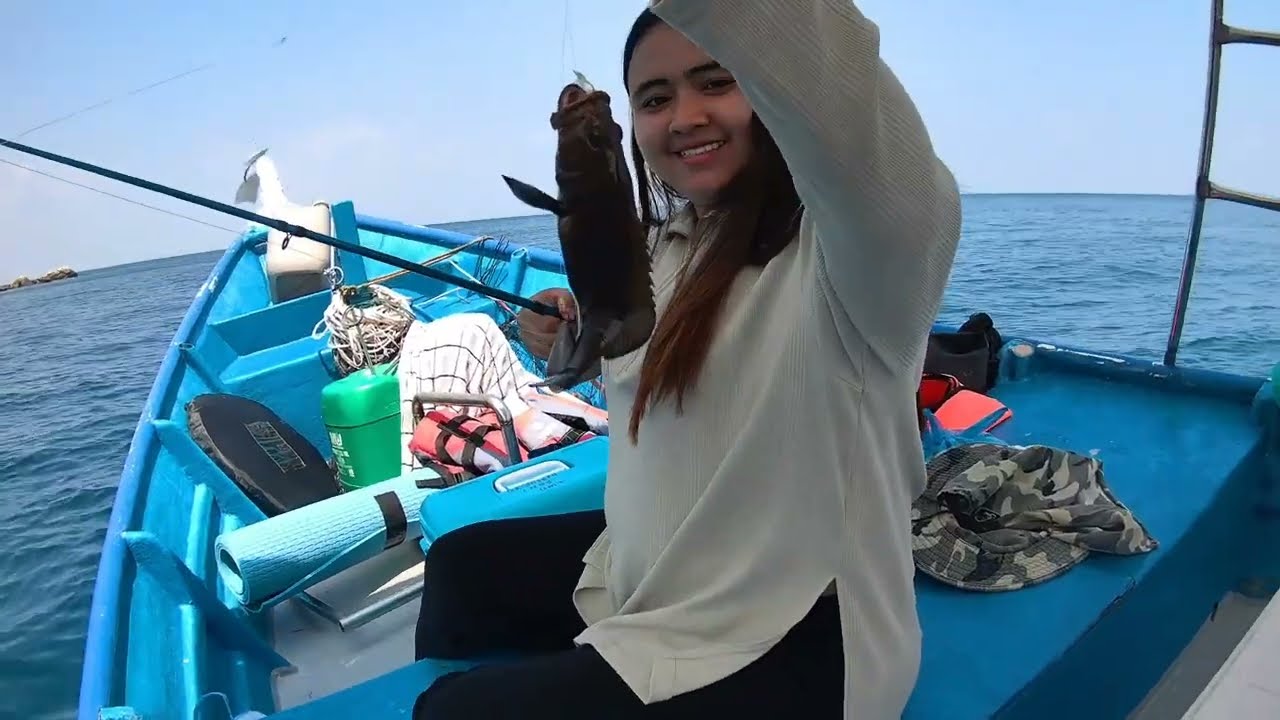 Memancing dan semalaman di Pulau Bidong sambil memasak atas bot.