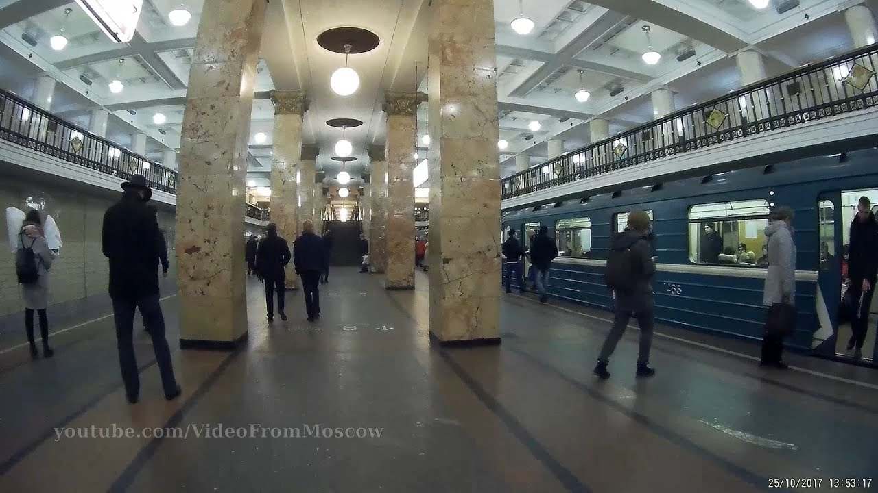 Вход на станцию метро 