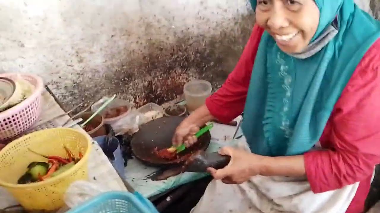 BERJUALAN PECEL YANG SAMBALNYA DIHALUSKAN SECARA TRADISIONAL