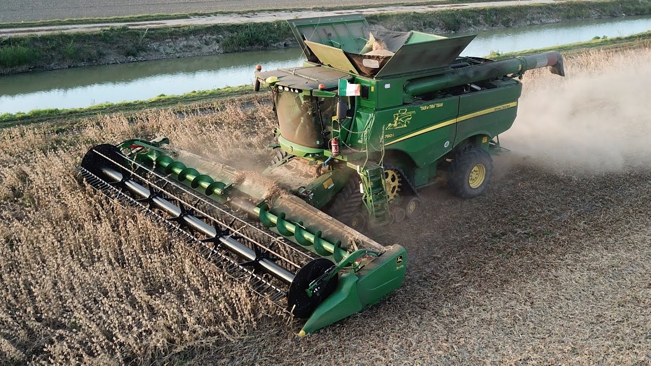John Deere S780i | Trebbiatura soia al tramonto