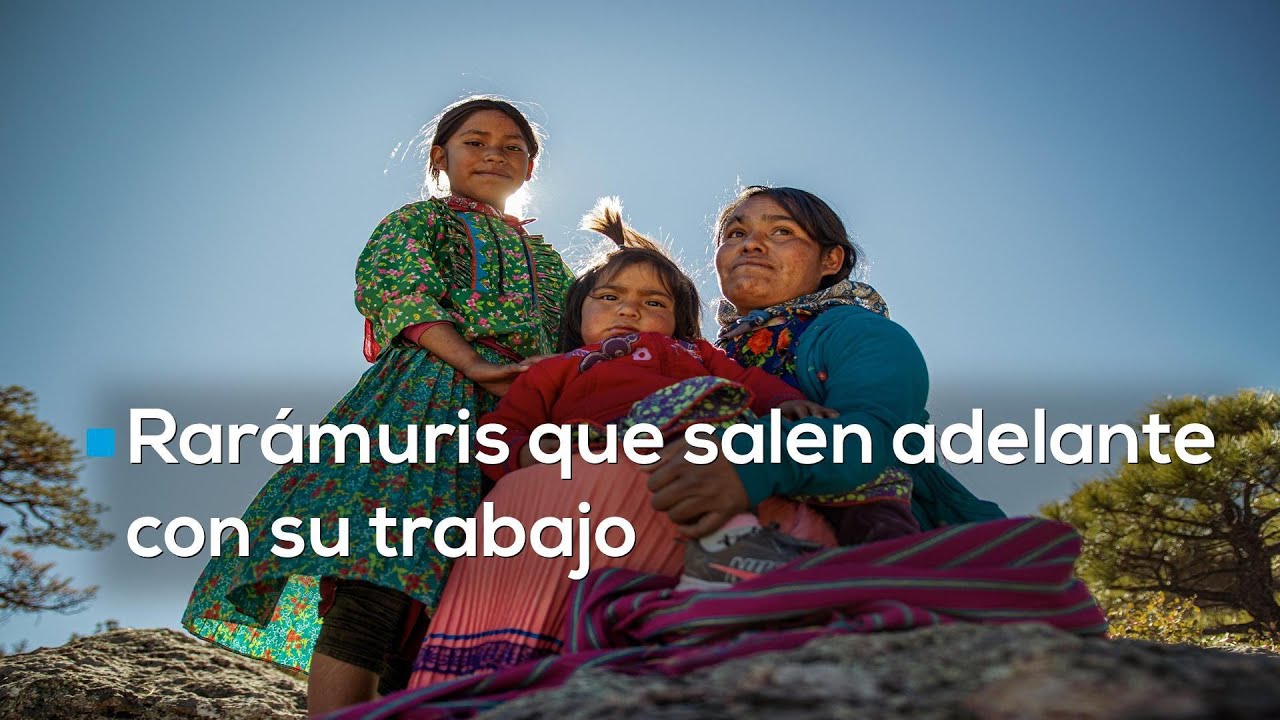Mujeres rarámuri tejen prendas únicas para salir adelante y enseñan a otros a salir adelante