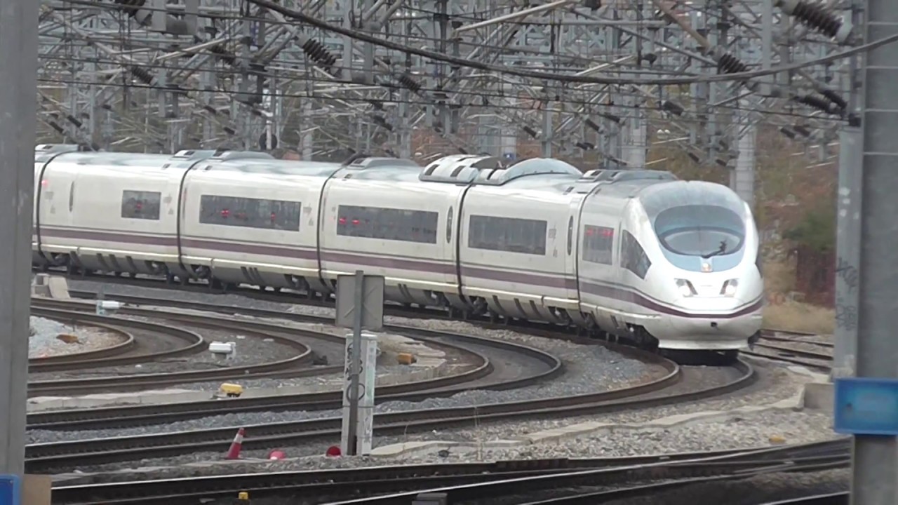 Renfe AVE - Tren de Alta Velocidad Siemens Velaro serie 103 en Madrid Puerta de Atocha