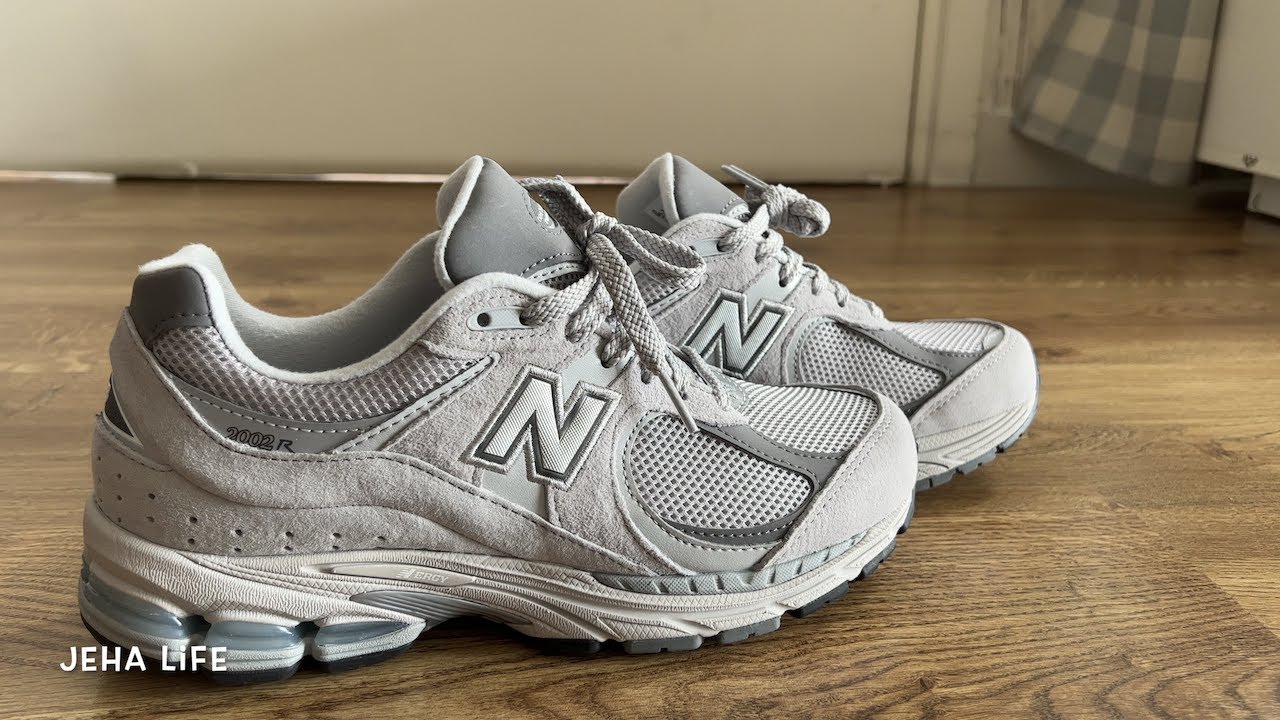 NEW BALANCE 2002R Men's Sneakers Grey