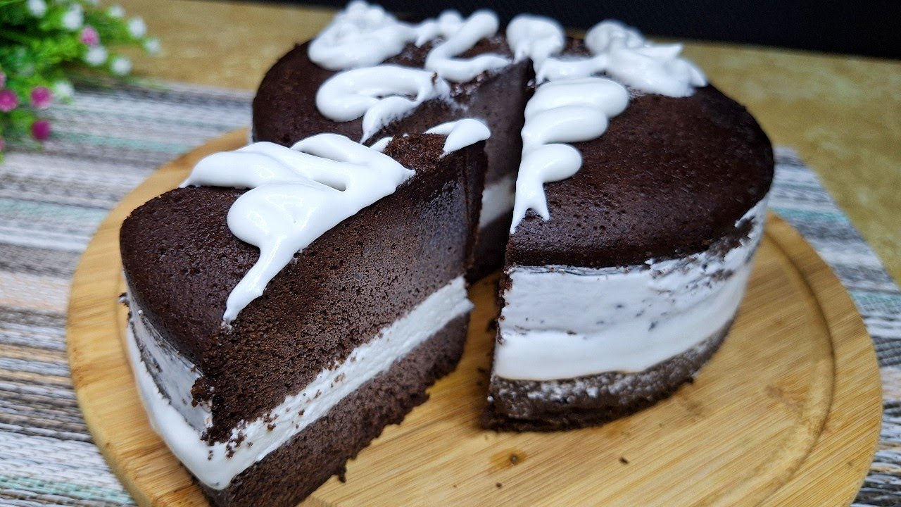 Exklusiver Eiscremekuchen in Form eines Oreo-Kekses