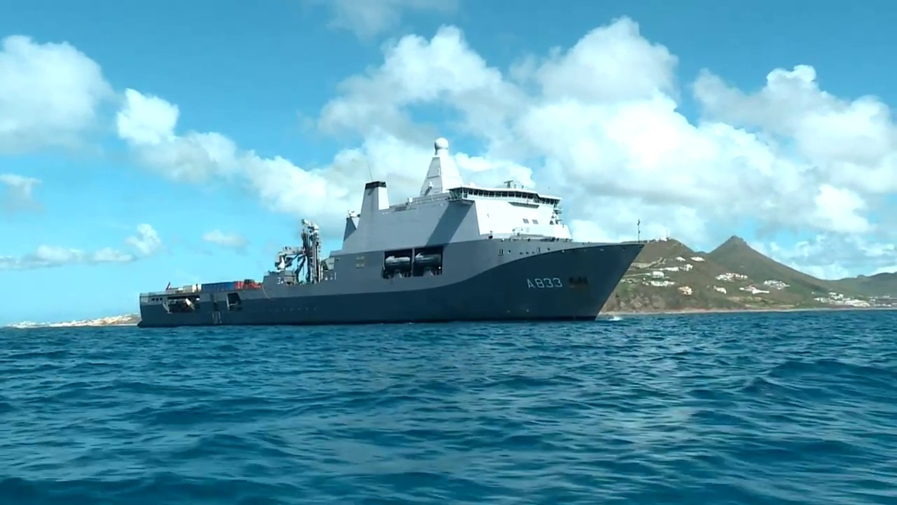 Ontladen hulpgoederen Zr.Ms. Karel Doorman op Sint Maarten | Koninklijke Marine