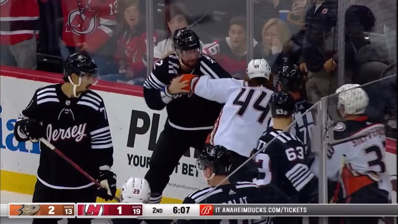 Max Comtois vs Bredan Smith fight after hit New Jersey Devils vs ￼ Anaheim ducks (2022 NHL)