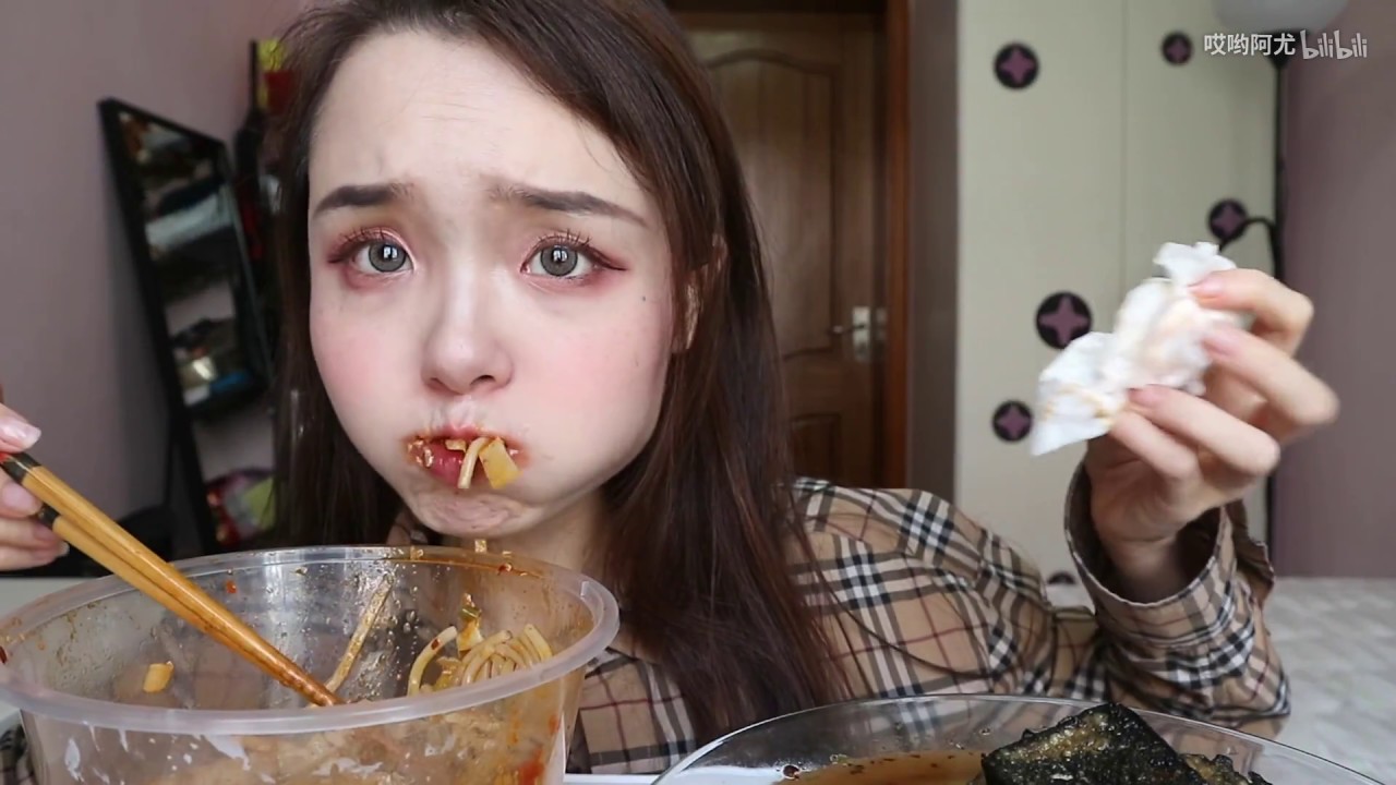 臭豆腐VS螺蛳粉 谁比臭袜子还臭 熏死个人【哎哟阿尤上海吃播】