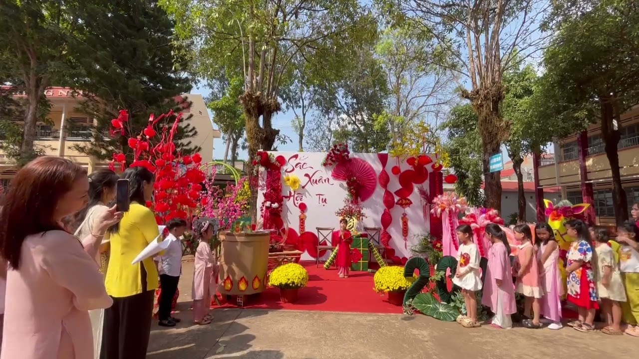 Lần đầu làm MC của Kiến