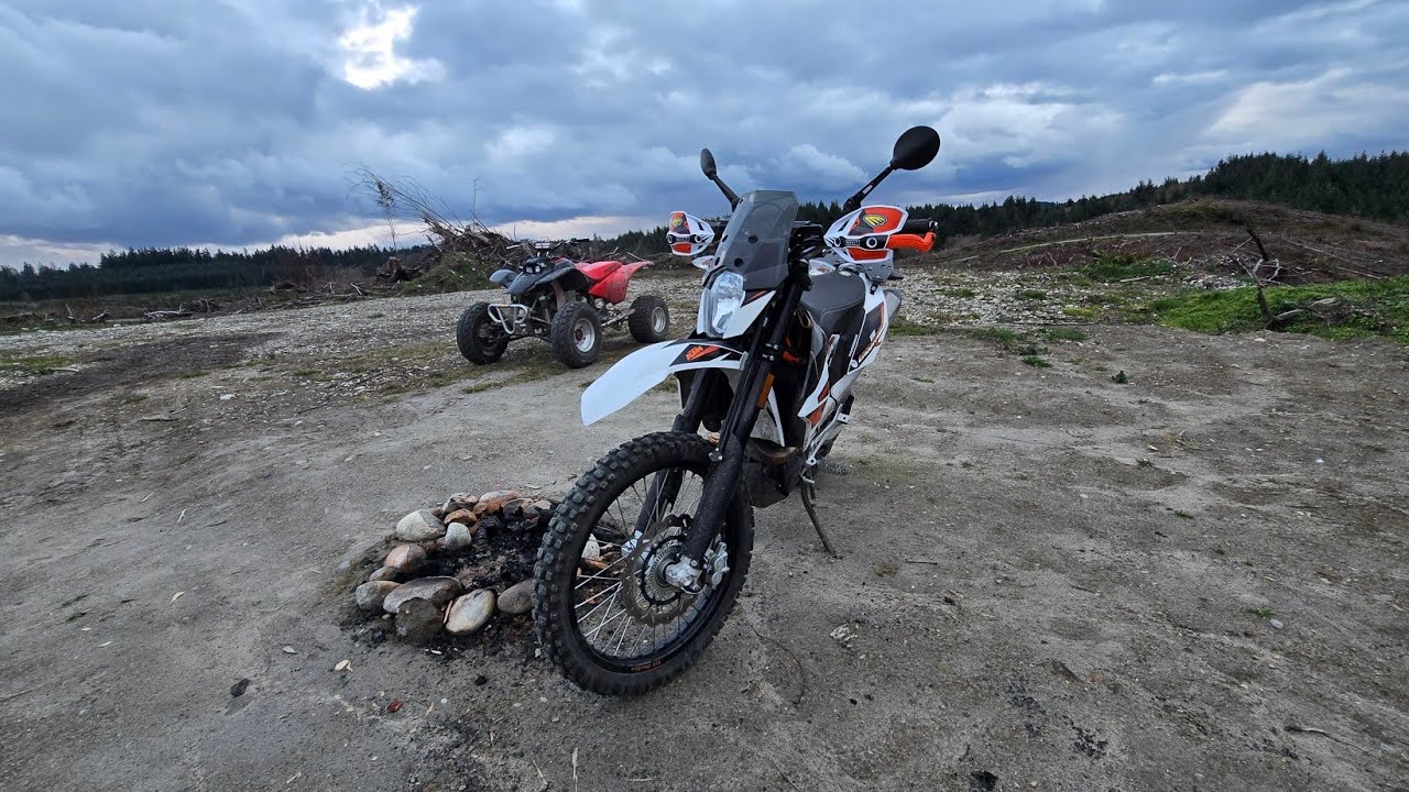 rippin the 400ex w ktm 690 enduro r (crashing into a tree like a dumbass), sand hillclimb n wheelies