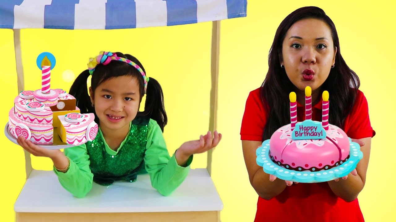 Jannie Hace una Tarta de Cumpleaños Casera con Divertidos Juguetes de Cocina | Pretend Play