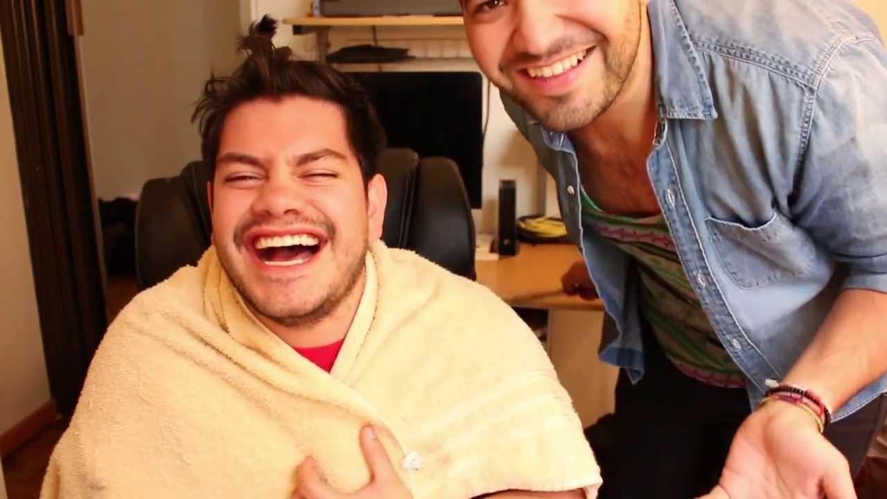 CORTÁNDOLE EL PELO A BENSHORTS