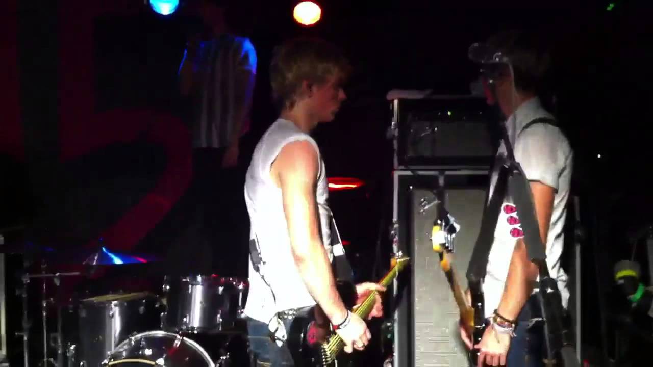 R5 performing Thrift Shop in Nashville, TN