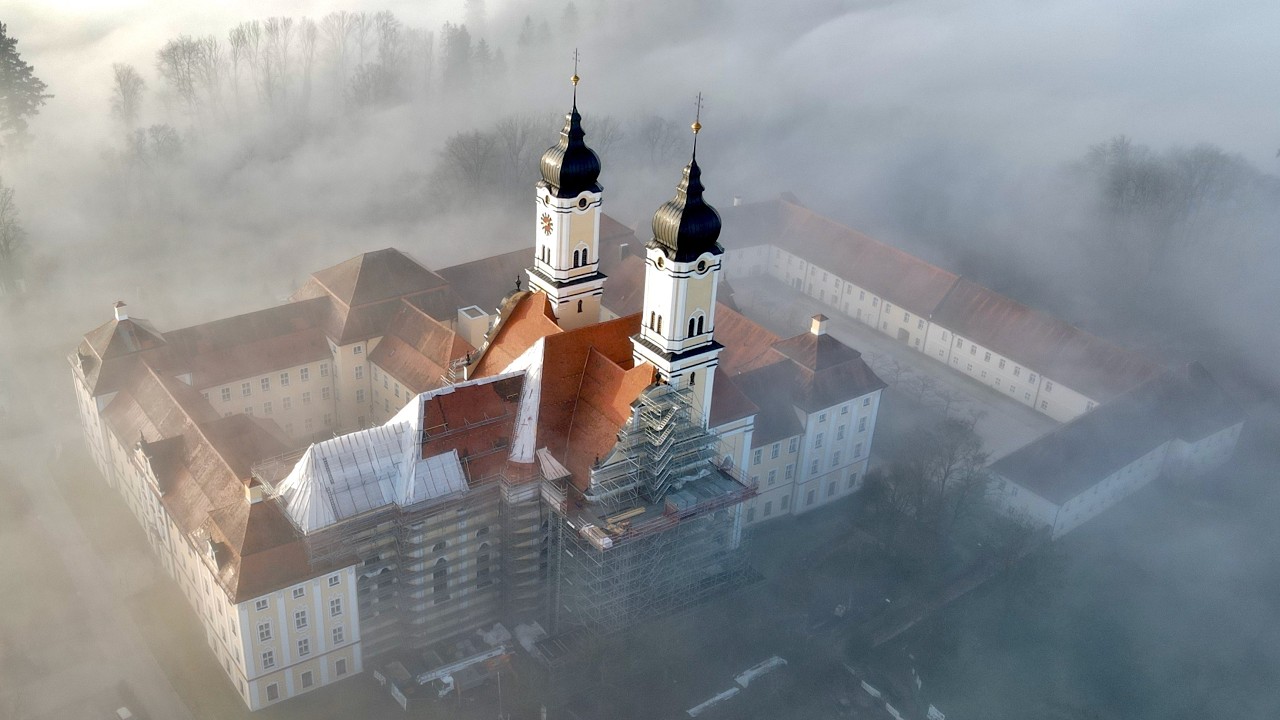 Kloster Roggenburg im Morgennebel