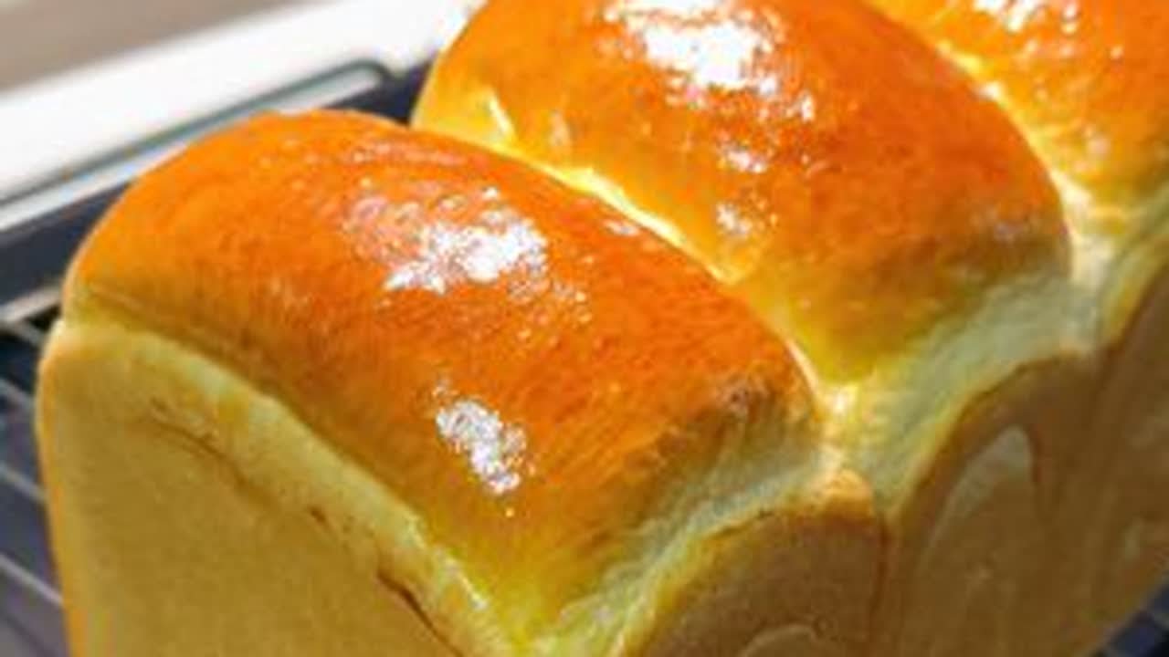「鲜奶牧场吐司」🍞口感如棉花般细腻，柔软拉丝❗️ 材料如下：主面团：高筋面粉 250g    盐4g      耐高糖鲜酵母8g细砂糖20g      全蛋液15g    （冰）鲜牛奶1...