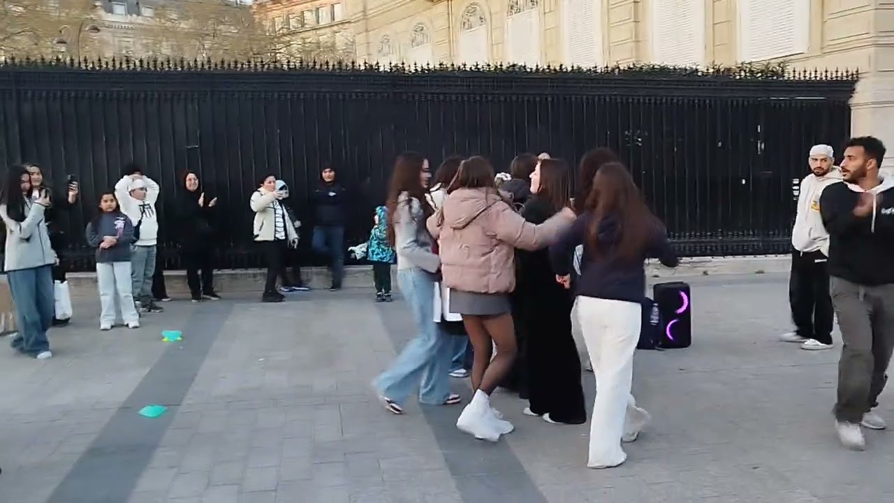 Paris'te erik dalı ile coşan gençler Que se passe-t-il à Paris ?😃