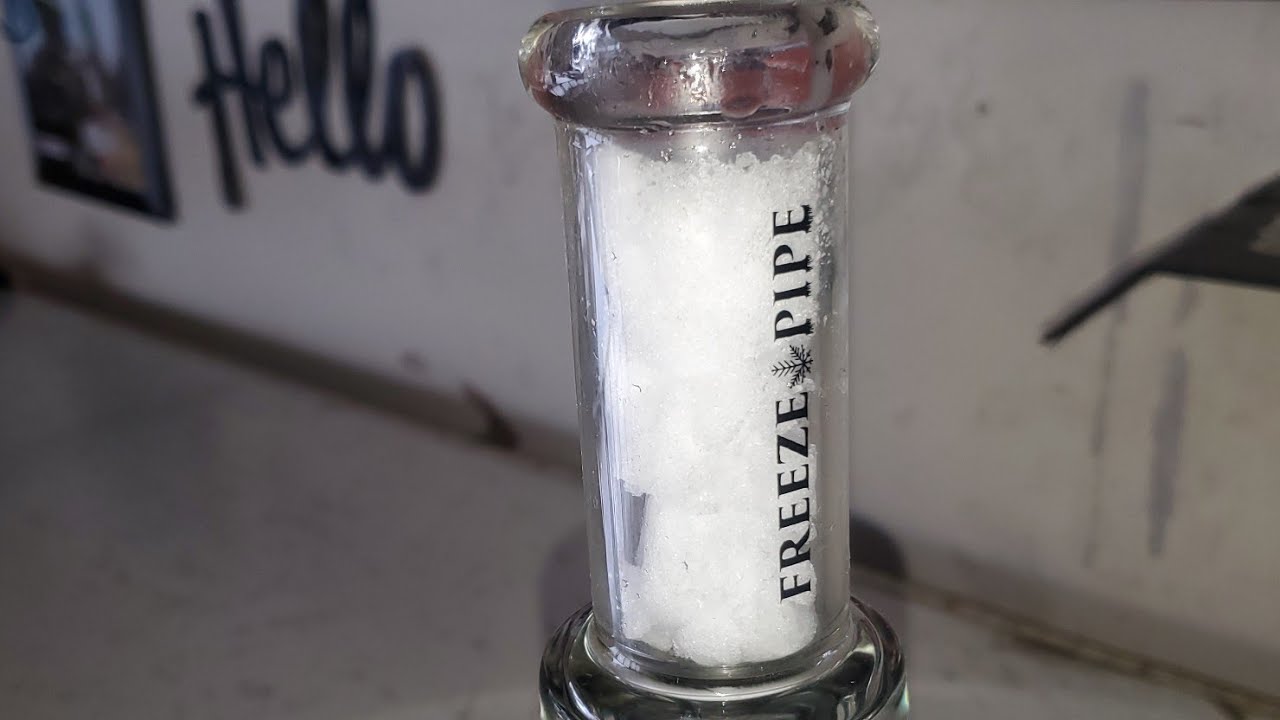 USING SNOW IN MY BONG.