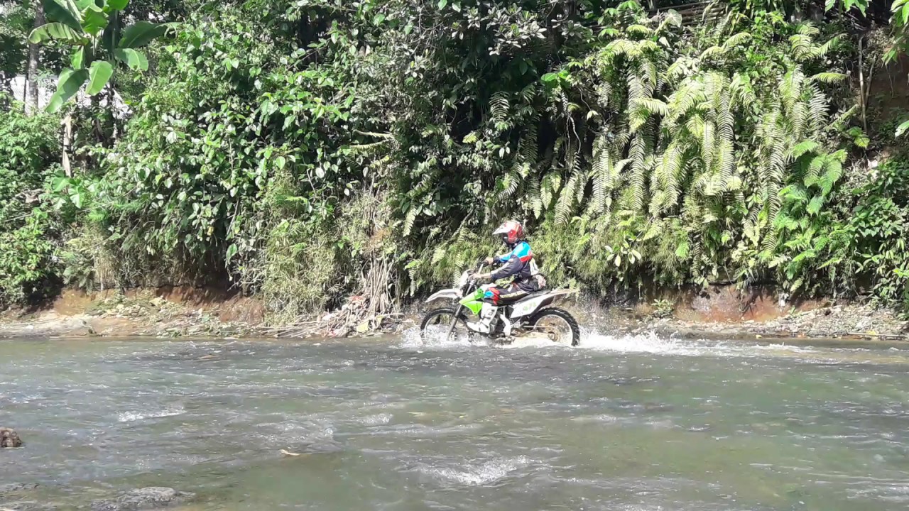 Cara melintasi trek sungai arus kecil