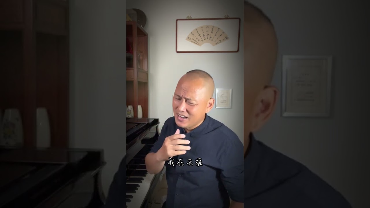 《望月》是一首充满浪漫和温馨的民谣歌曲。歌曲以月亮为媒，表达了对远方爱人的深深思念。周强以自然、清新的男高音演绎了这首动人的作品@zhouqiang-music