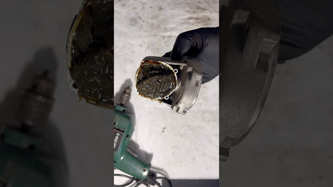 Smarowanie przekładni w szlifierce kątowej #narzędzia #porady #majsterkowanie #naprawa