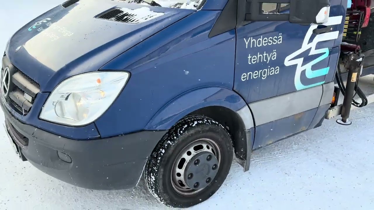 Huutokaupataan Mercedes-Benz Sprinter -avolava, Ferrari 530 -nosturilla. Vm. 2008