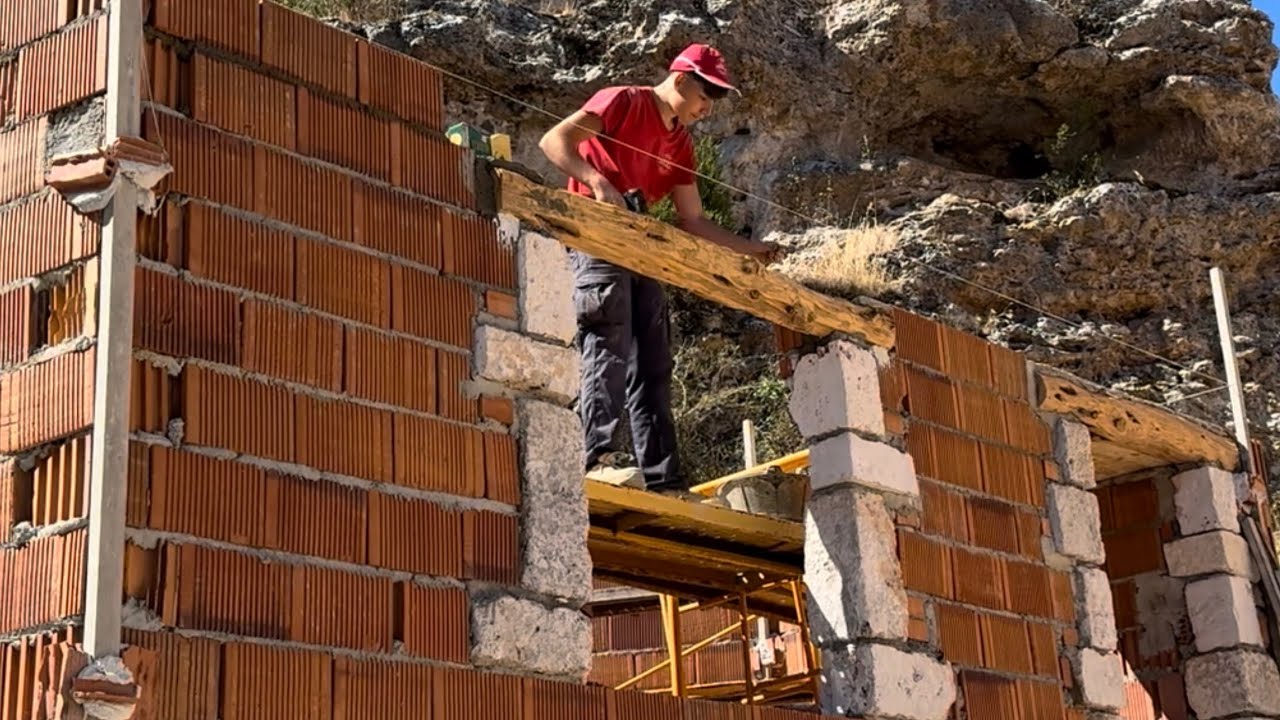 Poniendo piedras de esquina en puerta y ventana en recuperando una bodega antigua 8 