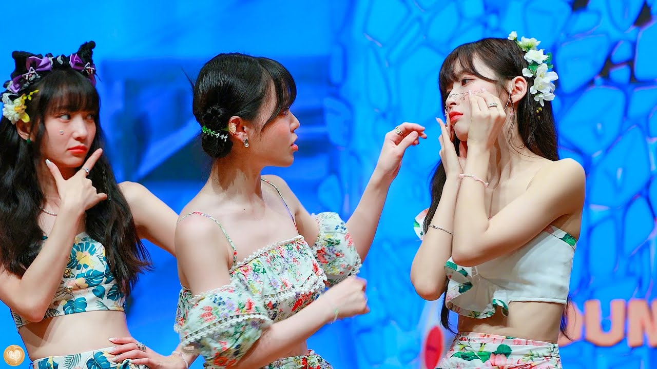 230806 오마이걸 OH MY GIRL 팬사인회 포토타임 (막내 페이스체인 착용부터 도와주고) @여름이 들려 팬사인회