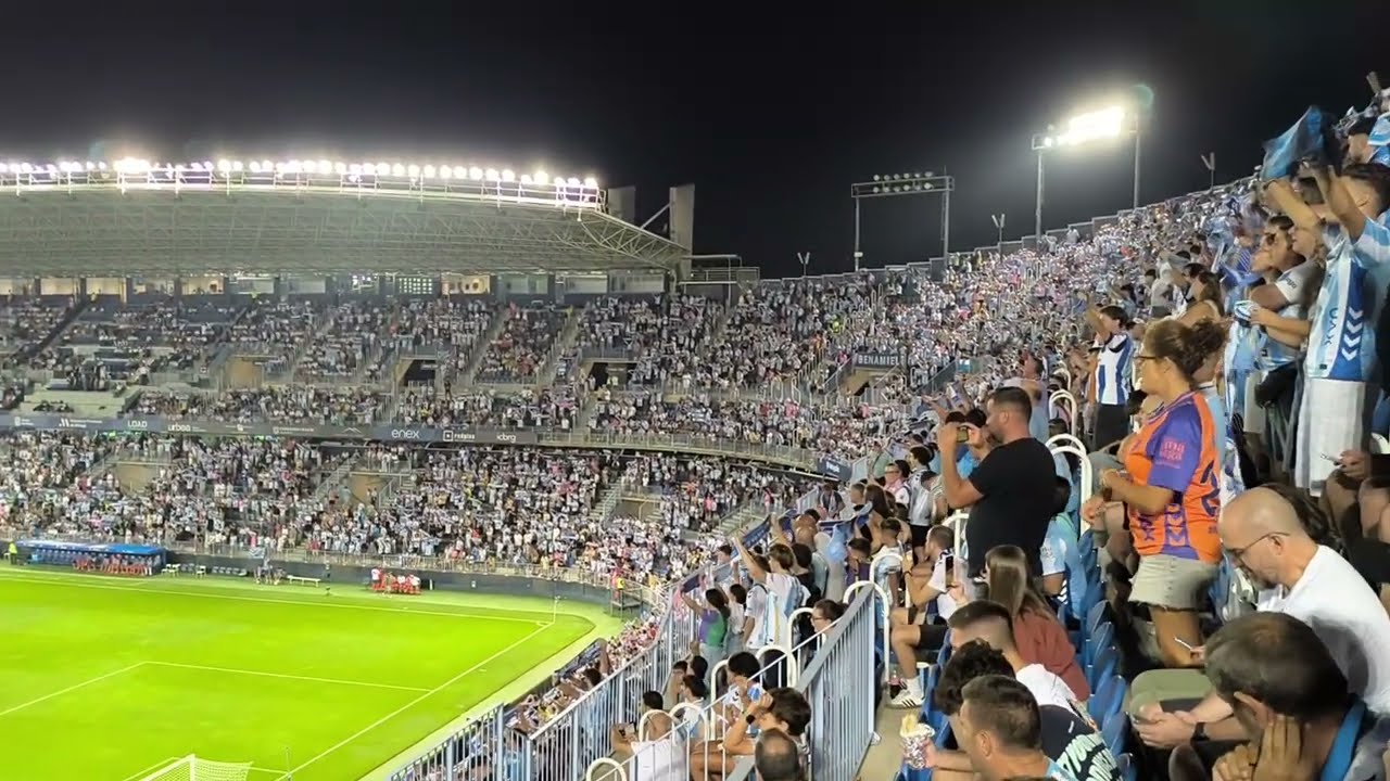 Impresionante la afición del Málaga C.F. cantando el Himno a Capela en La Rosaleda.