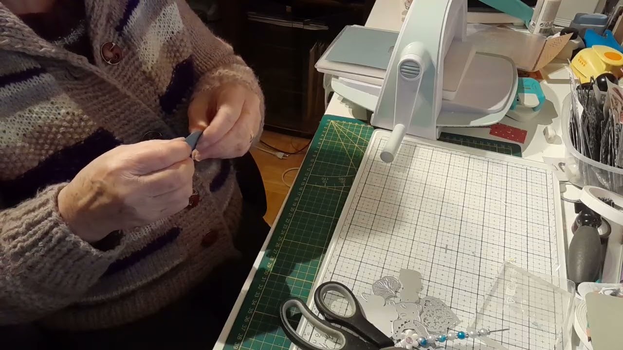 Tuto de découpes et ce que l'on fait avec des papiers  que l'on aime pas   à bientôt  bonne soirée 