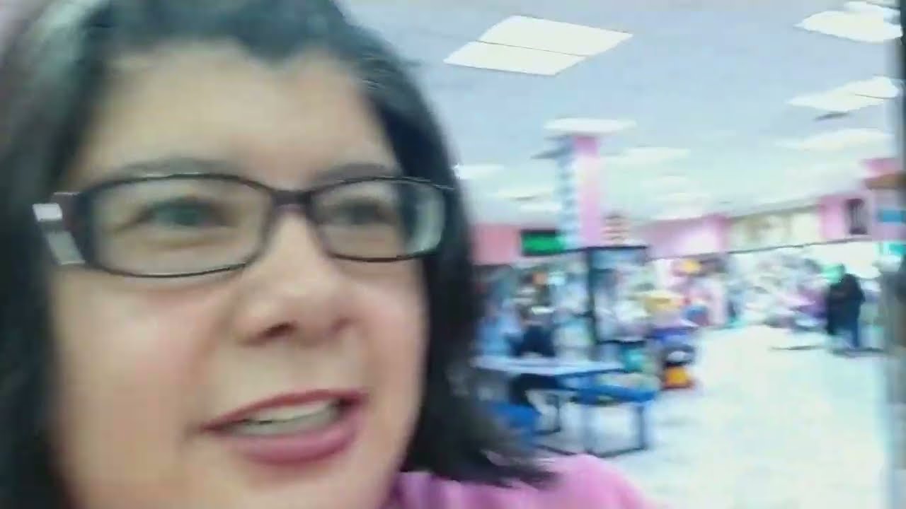 Ashlie partiendo su trozo de rosca de reyes  y vamonos a rrecorrer  la  plaza de la tecnologìa
