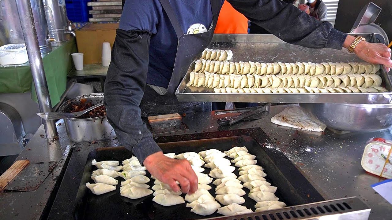 台中眷村隱藏版鍋貼！1顆只要4元,CP值超高-富台鍋貼/Fried Dumplings In The Military Village! A Piece Is Only 4 Yuan-台灣街頭美食