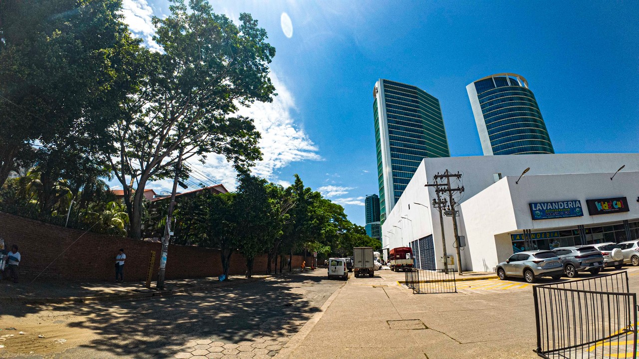 The Miami of South America? Walking Santa Cruz’s Golden Axis 4K [Equipetrol]