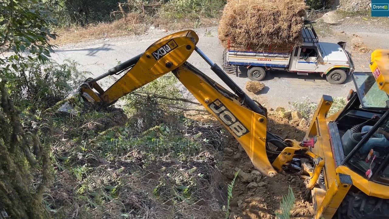 Stone Excavation Cutting Hill for Hillside Road Supporting Wall with JCB Backhoe