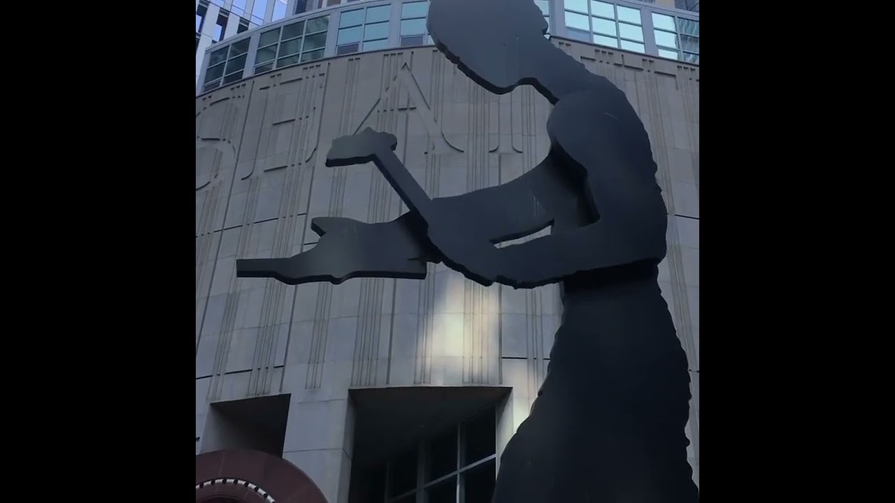Johnathan Borofsky's Hammering Man, Moving Sculpture outside de Seattle Art Museum