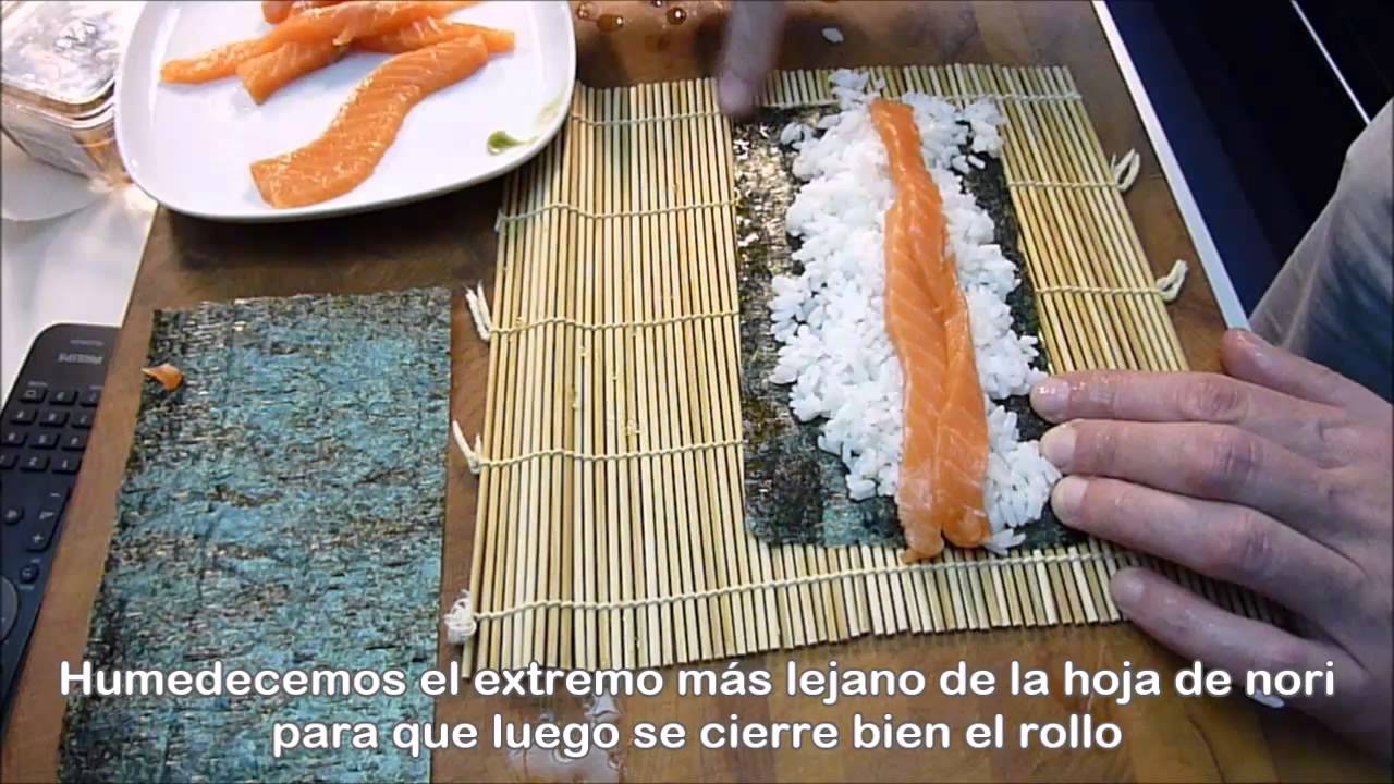 Hacemos sake maki, rollitos de sushi de salmón