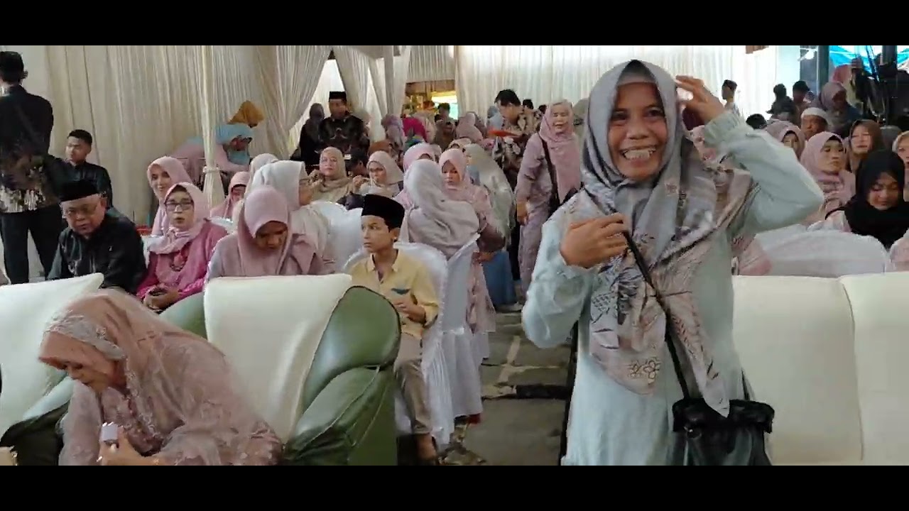PASANGAN SERASI YANG SEDANG BERBAHAGIA