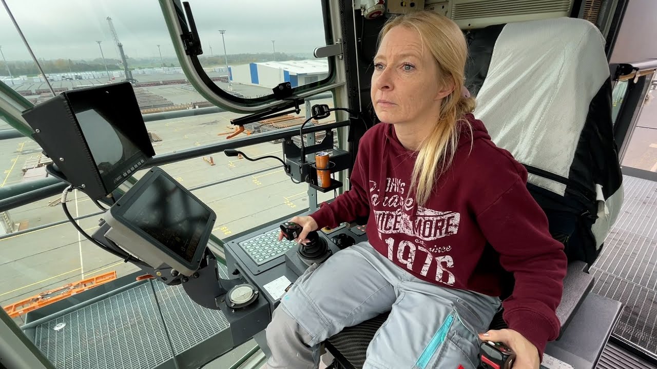 Kranführerin im Braker Hafen: Diese Frau hantiert mit tonnenschwerer Fracht