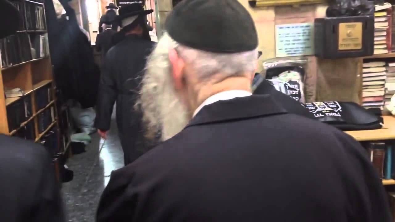ראש ישיבת בריסק הגאון רבי מאיר סולובייצ׳יק בנו של הרב מבריסק נותן צדקה