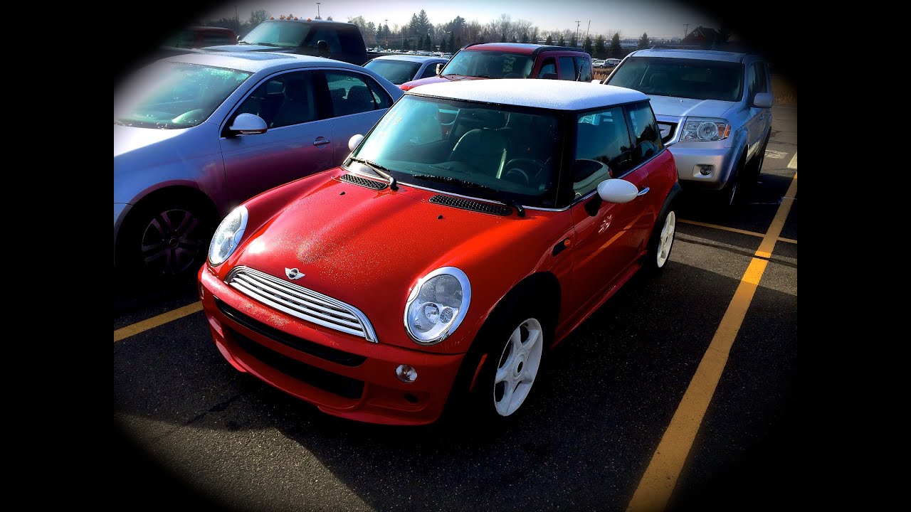 Mini Cooper 1.6L 5MT 2002 года: запуск, краткий осмотр и осмотр с видом на выхлопную трубу — 90 тыс.