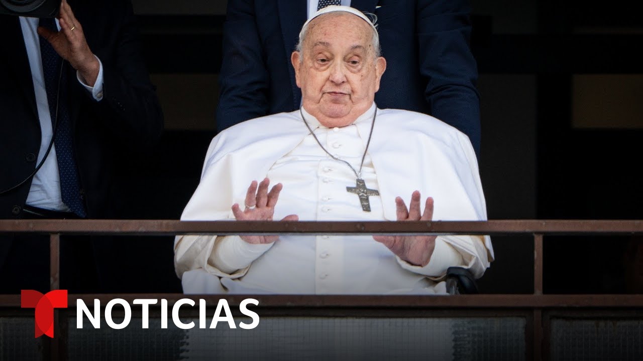 El papa saluda a sus seguidores antes de abandonar el hospital Gemelli de Roma | Noticias Telemundo