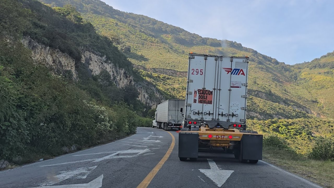 Intenso tráfico en Cumbres de Acultzingo por cierre de cumbres de Maltrata ocasionado por derrumbe.