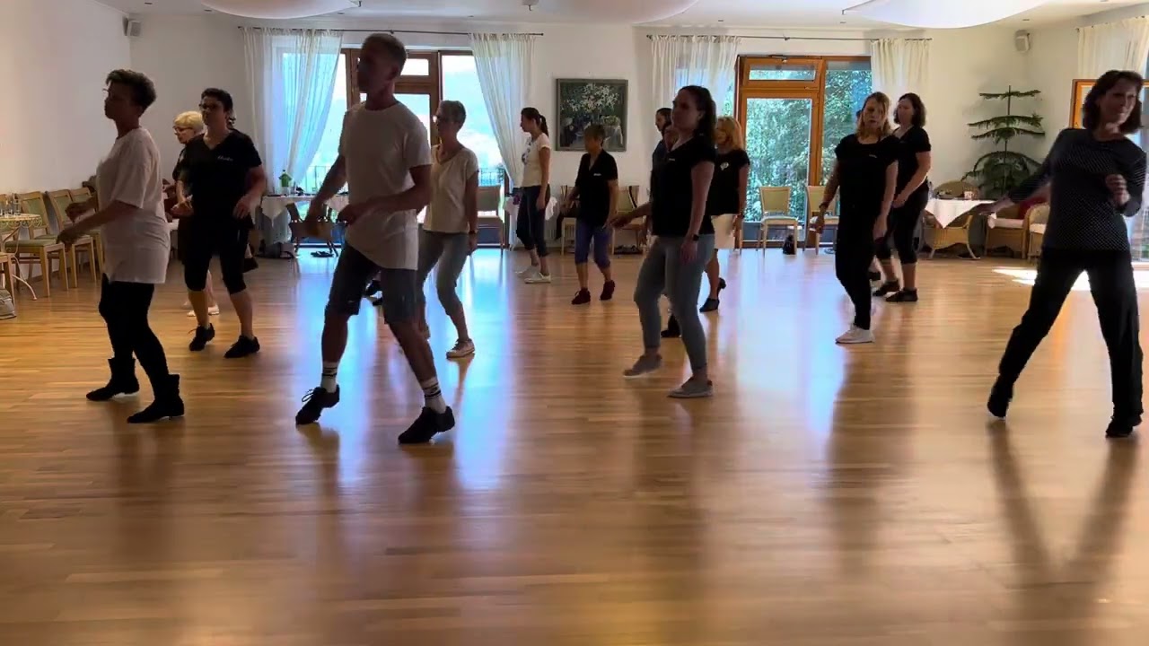 Table for 2 (a slowfox) Line Dance