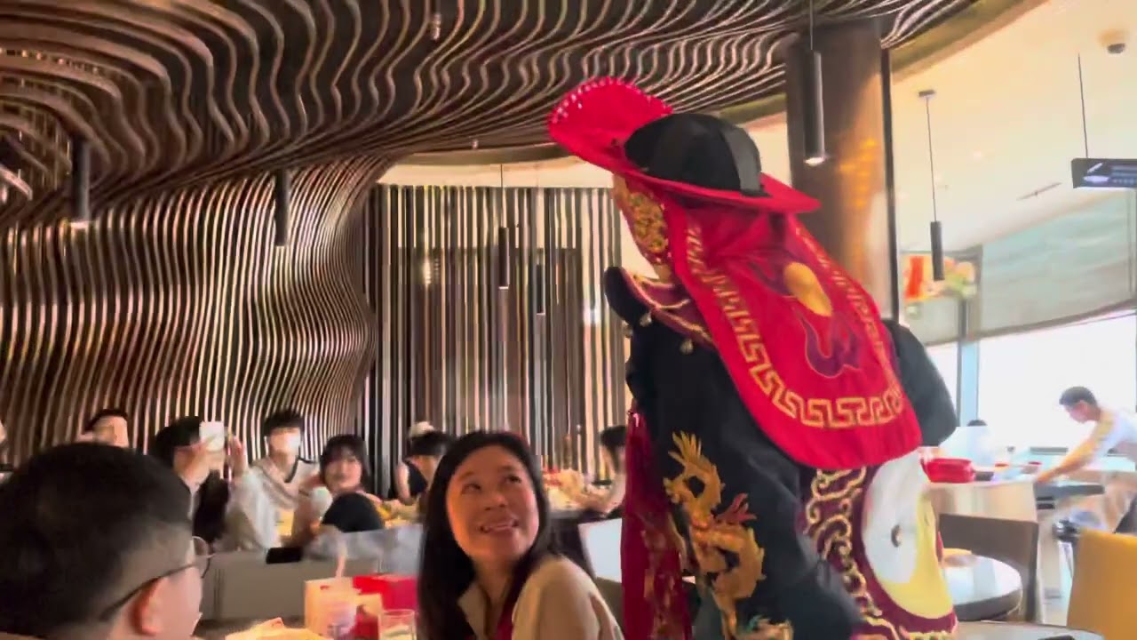 8/16小粉絲又來看信義海底撈變臉，終於見到變臉哥哥了🤣